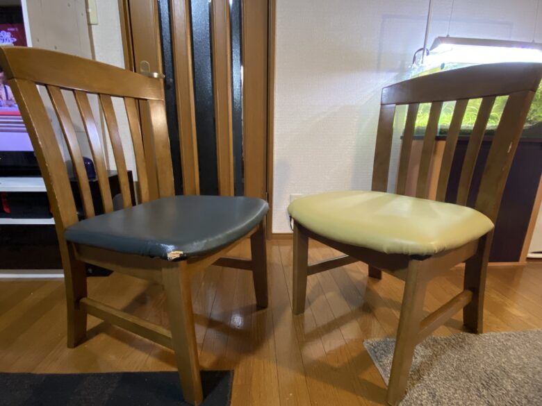 右側が23年間使用した椅子、左側が張り替えた椅子です。