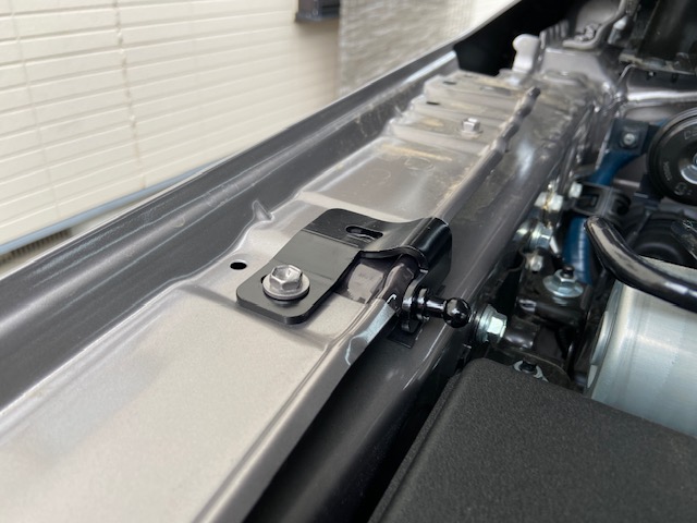 ランドクルザー250用ボンネットダンパー取り付け方!!